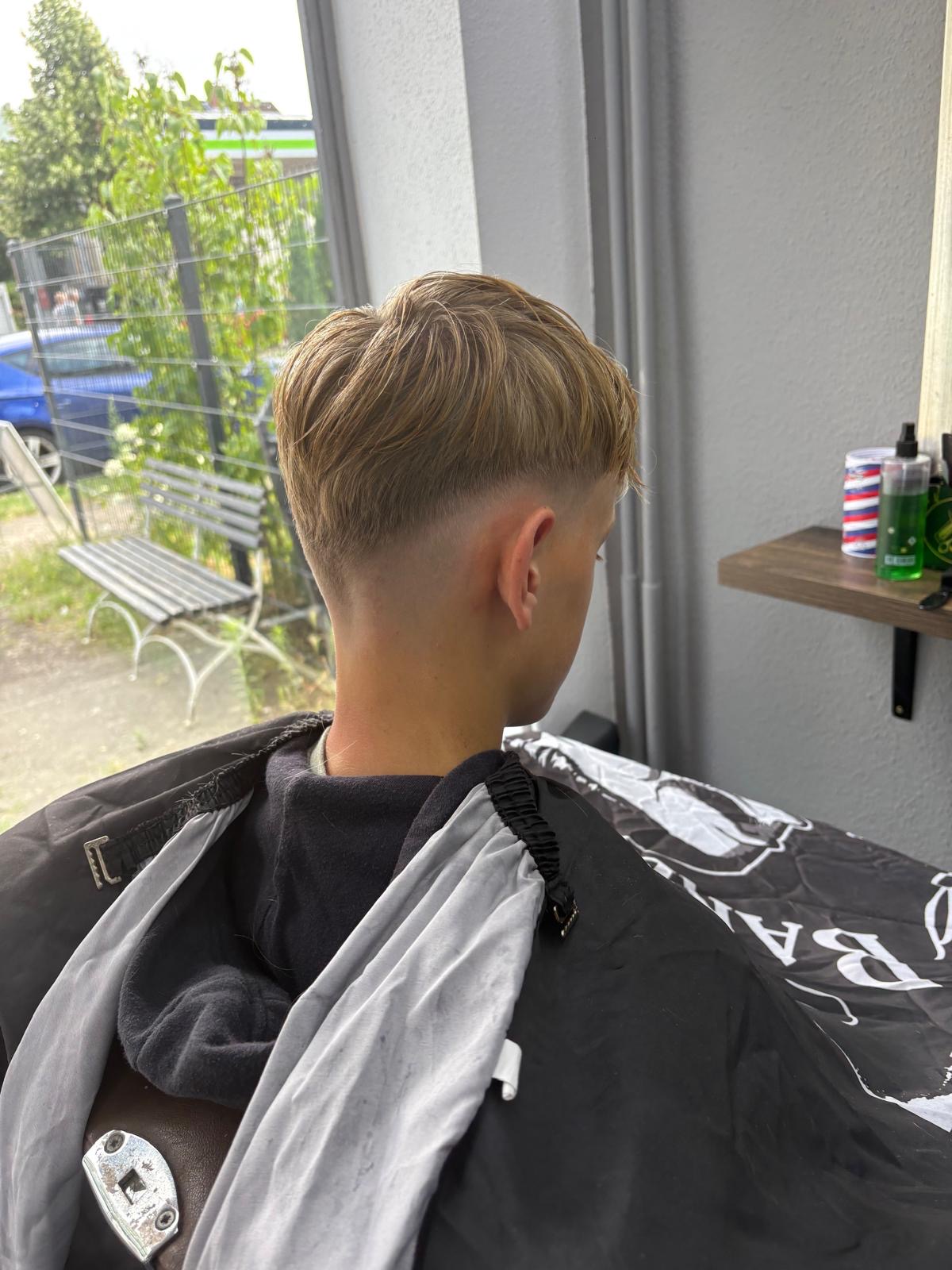 Blonder Schnitt mit fransigem Deckhaar und tiefem Übergang